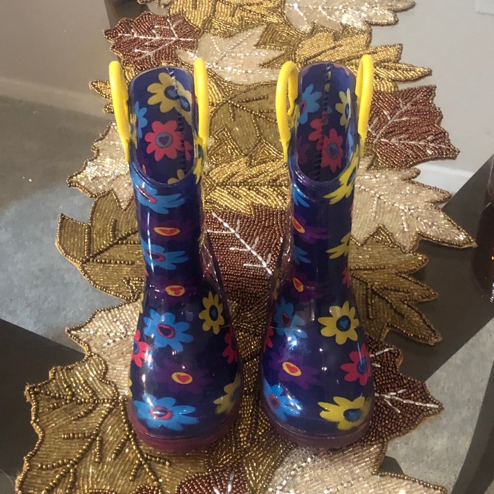 Lilly Girl’s Light Up Rubber Rain Boot 7T